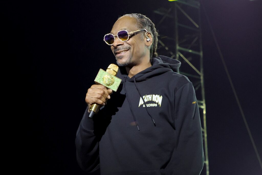 Snoop-Dogg-Supports-Writers-Strike.jpg