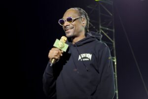 Snoop-Dogg-Supports-Writers-Strike.jpg