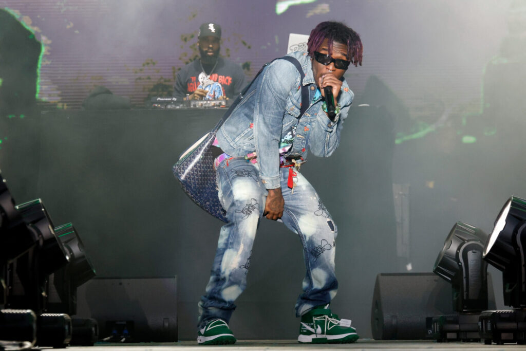 Lil-Uzi-Vert-Stops-22The-Pink-Tape22-Leaks-By-Keeping-Album-On-USB-Chain-1500x1000.jpg