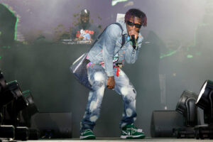 Lil-Uzi-Vert-Stops-22The-Pink-Tape22-Leaks-By-Keeping-Album-On-USB-Chain-1500x1000.jpg
