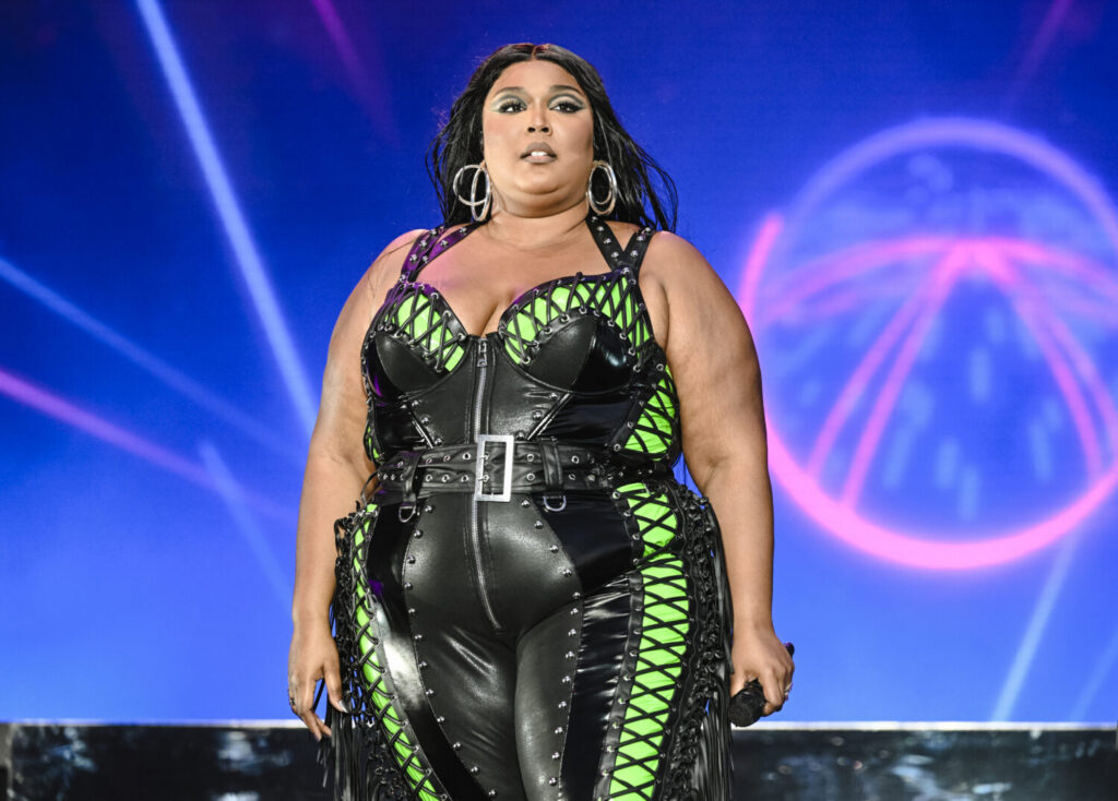 Lizzo-Celebrates-Pride-By-Performing-With-Drag-Queens-In-California-1500x1075.jpg