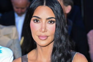 kim-kardashian-minecraft-outfit-1500x1000.jpg