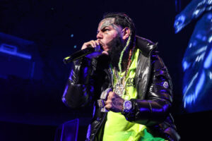 6ix9ine-Girlfriend-Birthday-Present.jpg