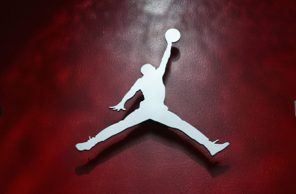 Air-Jordan-5-22Burgundy22-In-Hand-Photos-1500x984.jpg