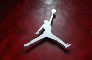 Air-Jordan-5-22Burgundy22-In-Hand-Photos-1500x984.jpg