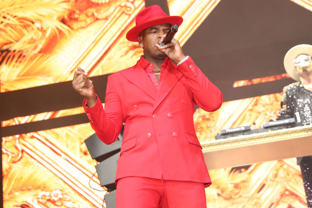 ne-yo-kicks-fan-off-stage.jpg