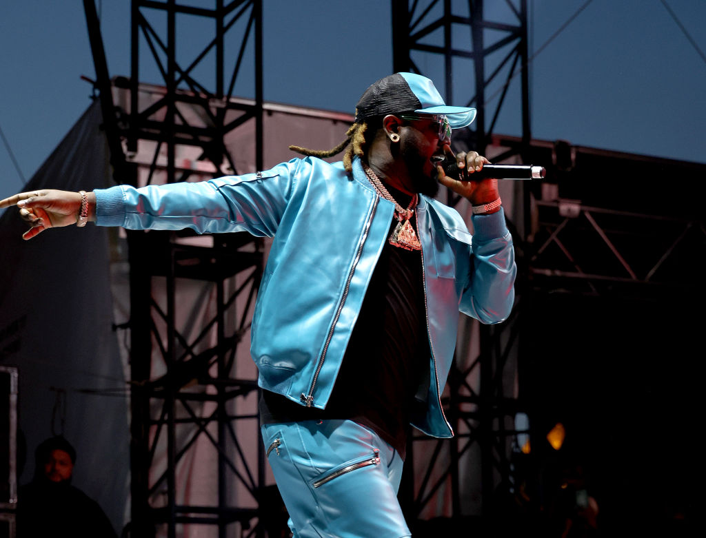 t-pain-50-cent-moisturizing-hands.jpg