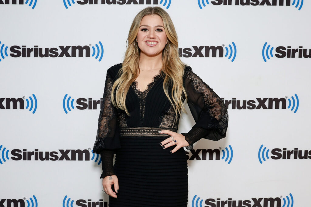 Kelly-Clarkson-1500x1000.jpg