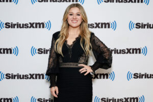 Kelly-Clarkson-1500x1000.jpg