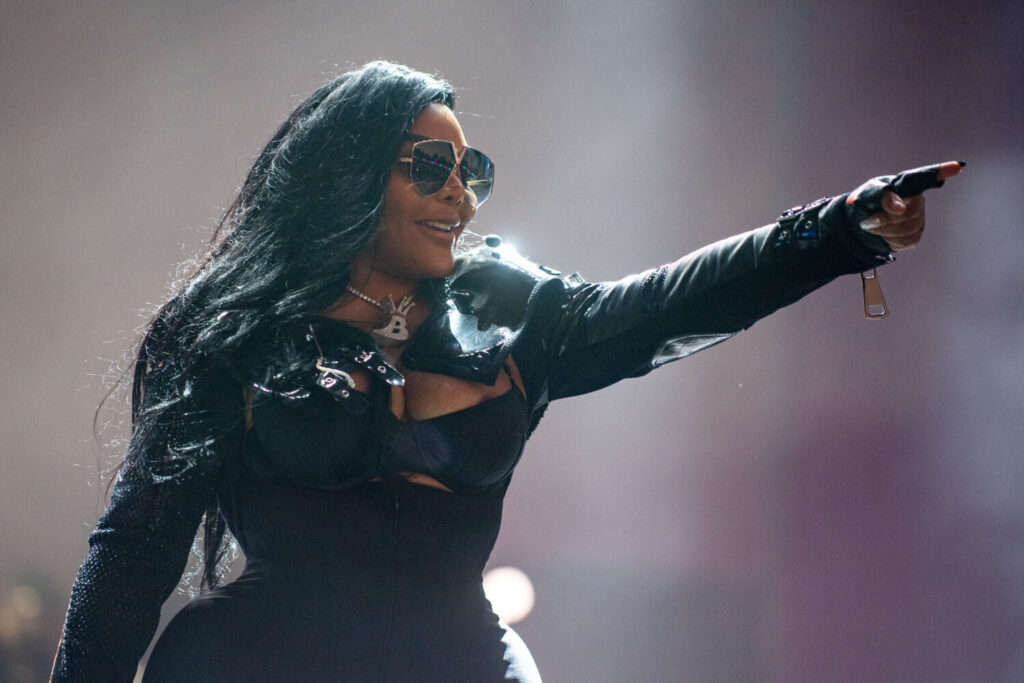 Lil-Kim-Panties-Crowd-Concert-Festival-Hip-Hop-News-1500x1000.jpg