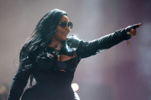 Lil-Kim-Panties-Crowd-Concert-Festival-Hip-Hop-News-1500x1000.jpg