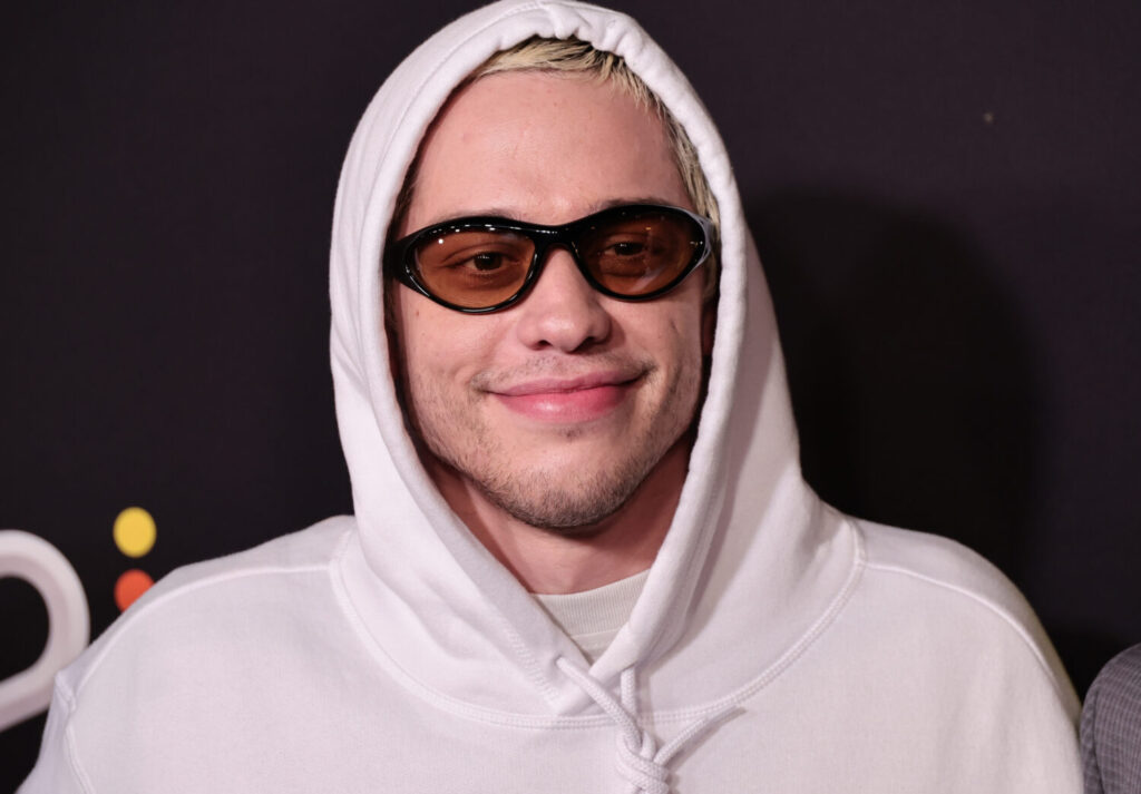 Pete-Davidson-Kick-Out-Fan-No-Phone-Policy-Stand-Up-Comedy-Show-1500x1045.jpg