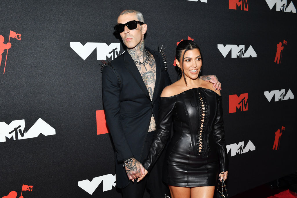 Travis-Barker-and-Kourtney-Kardashian.jpg