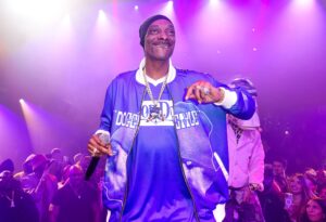 Snoop-Dogg-Smokes-Joint-Look-Alike-Bust-Hip-Hop-News-2305x1575.jpg
