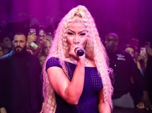 Nicki-Minaj-Starships-Performance-2111x1575.jpg