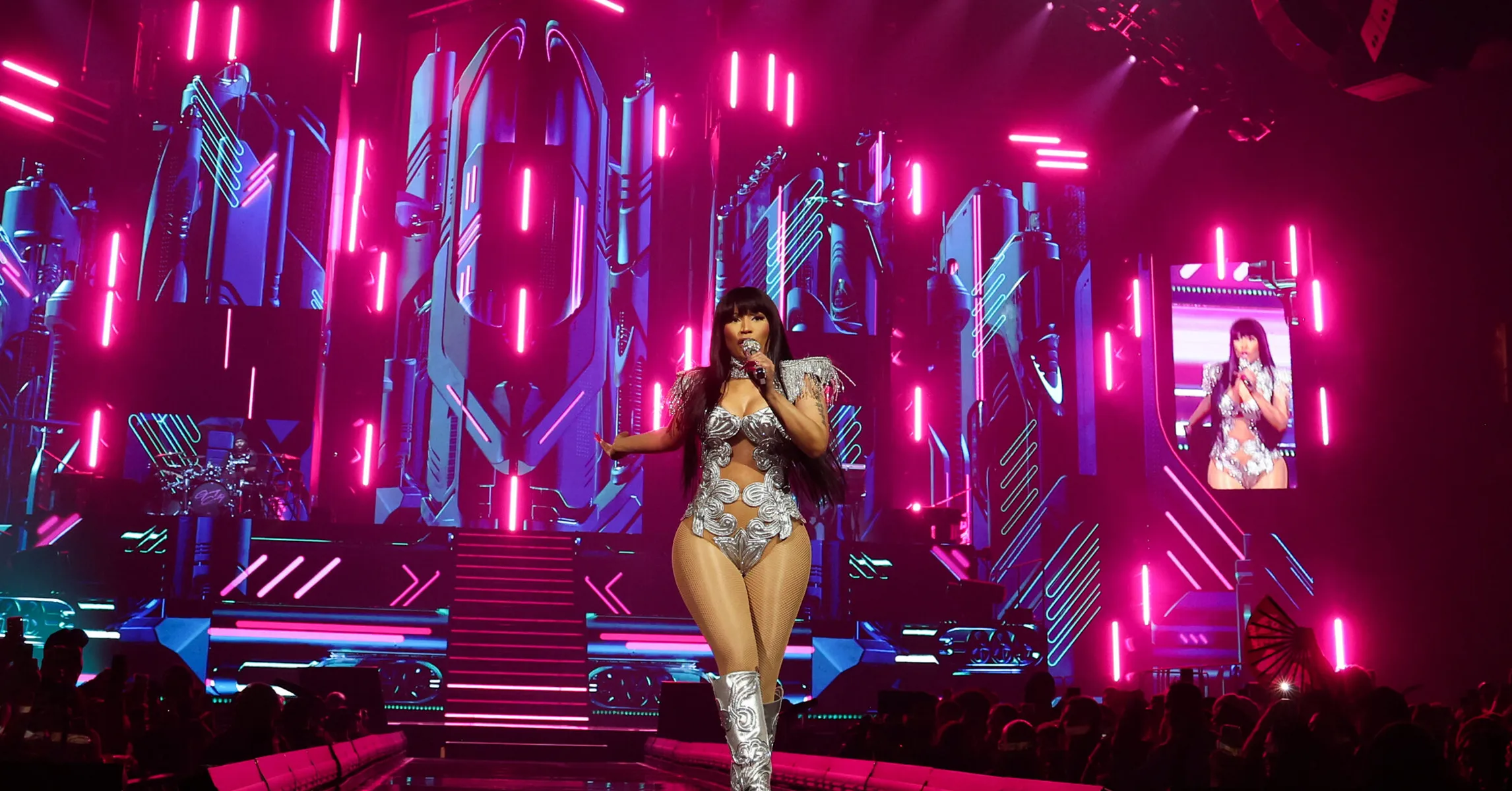 Nicki-Minaj-Wardrobe-Malfunction-2362x1575.jpg