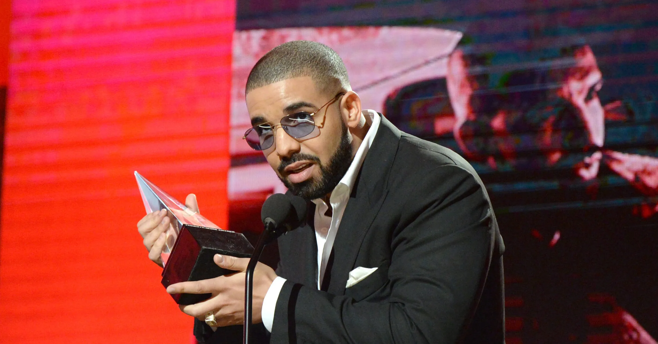 drake-views-anniversary-2366x1575.jpg