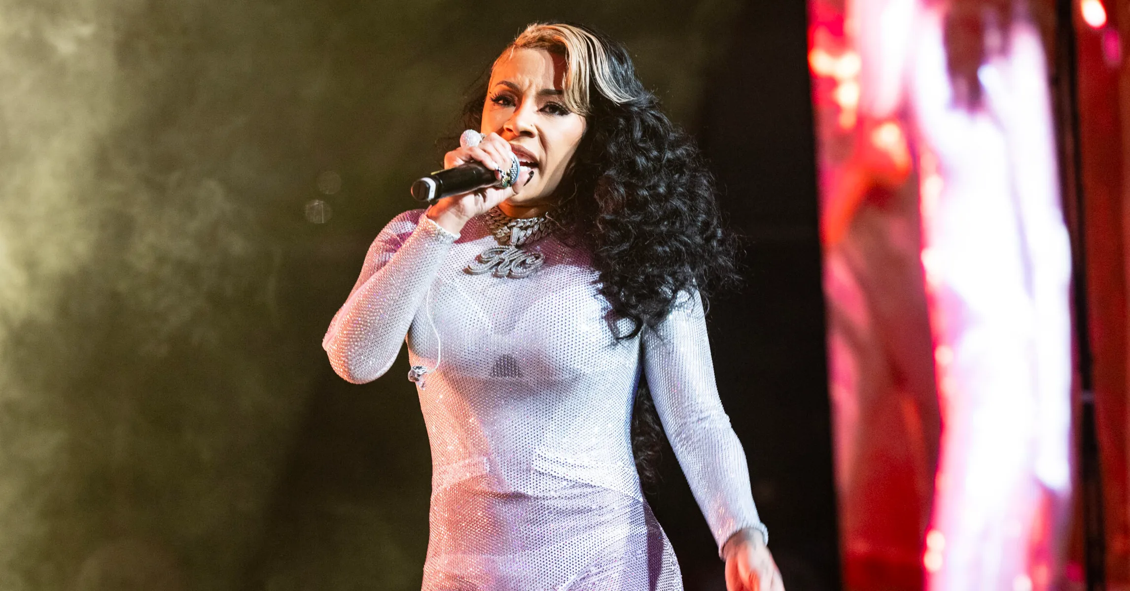 Keyshia-Cole-Wearing-Hunxho-Chain-2362x1575.jpg