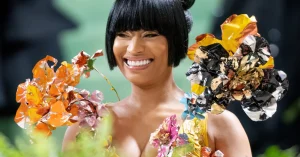 Nicki-Minaj-Security-Paparazzi-Paris-2017x1575.jpg
