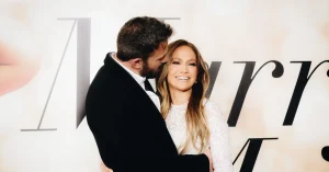 jennifer-lopez-ben-affleck-air-kisses-2363x1575.jpg