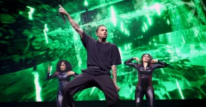 Chris-Brown-Fans-Take-Shirt-Off-Response-Concerts-Hip-Hop-News-2239x1575.jpg