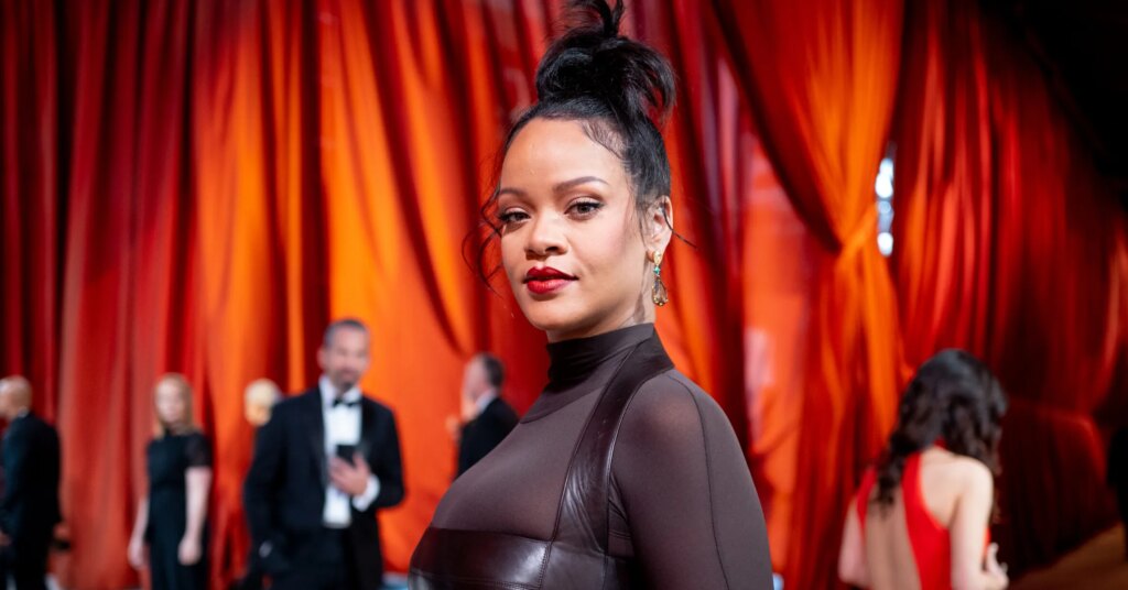 Rihanna-NYFW-Fenty-Beauty-Award-Music-News-2361x1575.jpg