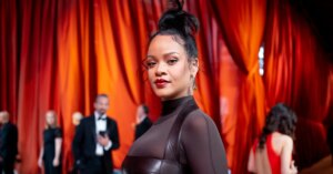 Rihanna-NYFW-Fenty-Beauty-Award-Music-News-2361x1575.jpg