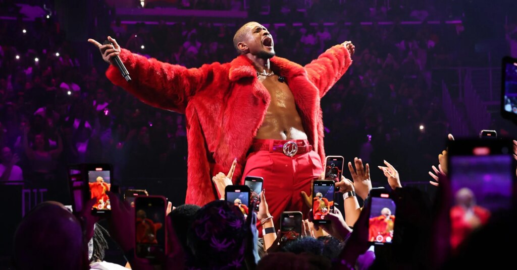 Usher-Concert-Fan-Gimme-That-Mic-Sings-Crowd-Music-News-2362x1575.jpg
