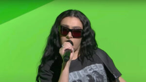 Charli-XCX-SNL-360-Performance-Screenshot-2024-710x400-1.jpg