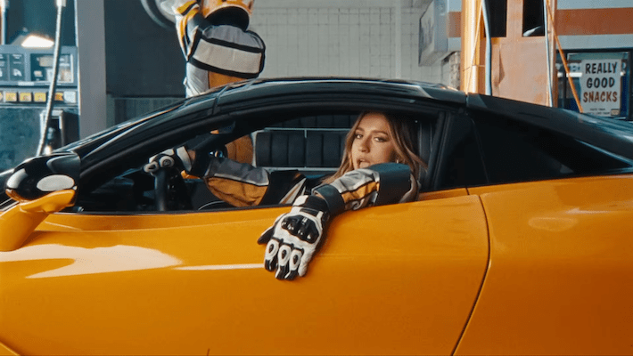tate-mcrae-2-hands-video.png