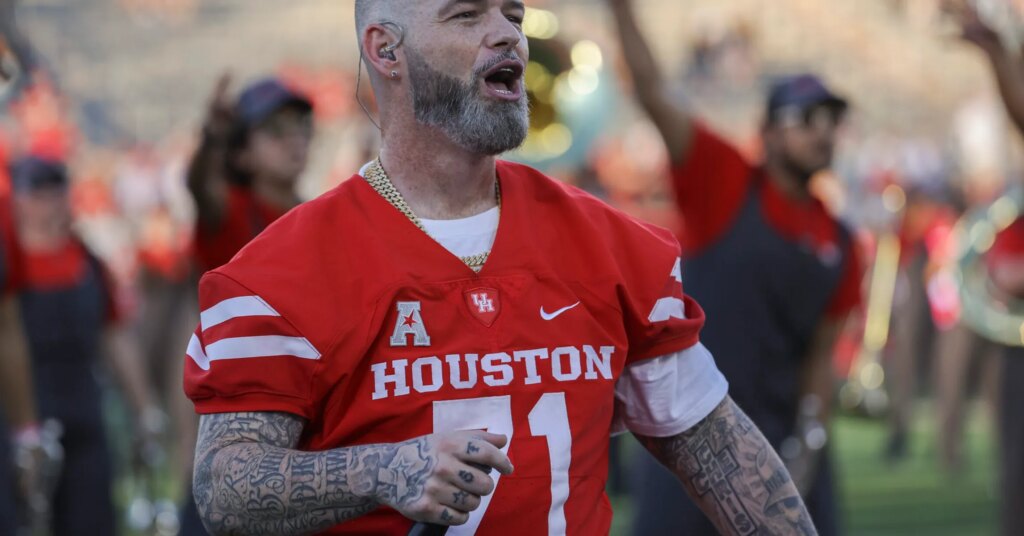 Paul-Wall-Pimp-C-Making-Fun-In-Love-With-A-Stripper-Raps-Hip-Hop-News-2359x1575.jpg