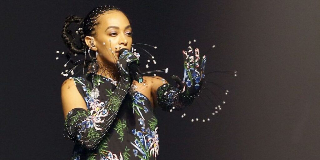 us-singer-solange-knowles-performs-during-the-runway-during-the-kenzo-menswear-spring-summer-2020-show-as-part-of-paris-fashion.jpg