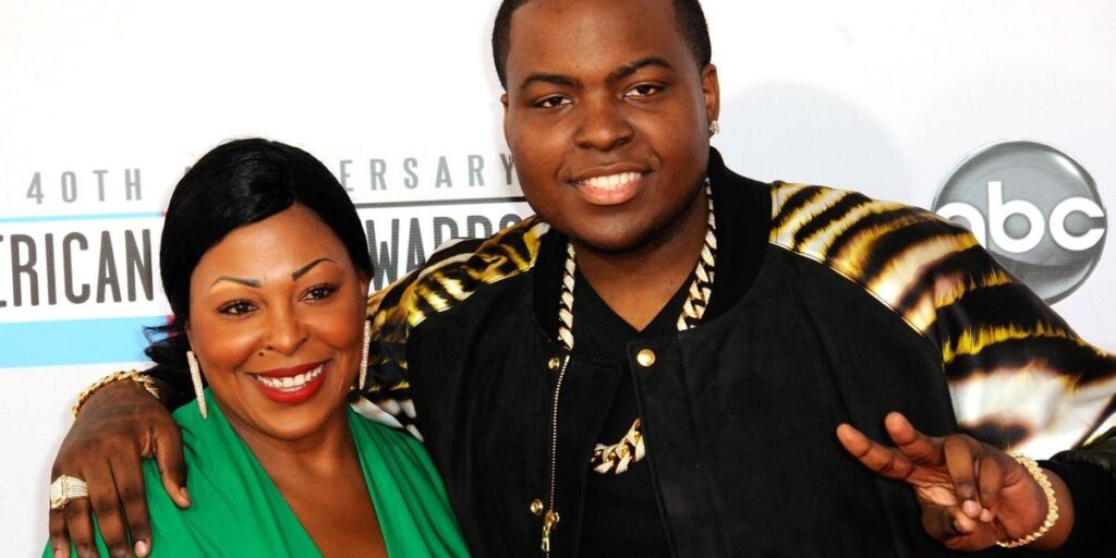 sean-kingston-and-his-mother-posing-for-a-photo.jpg