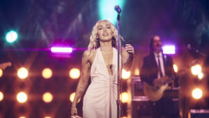 Miley-Cyrus-New-Years-Eve-2022-getty-grid.jpg